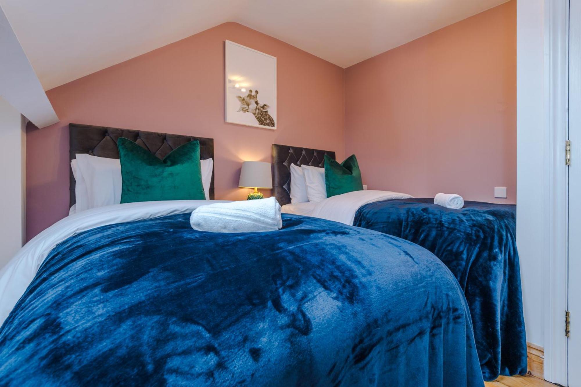 Incredible - Five Bedroom - 7 Actual Beds - 6 Bathroom House By Purestay - Central Bath With Parking Exterior foto